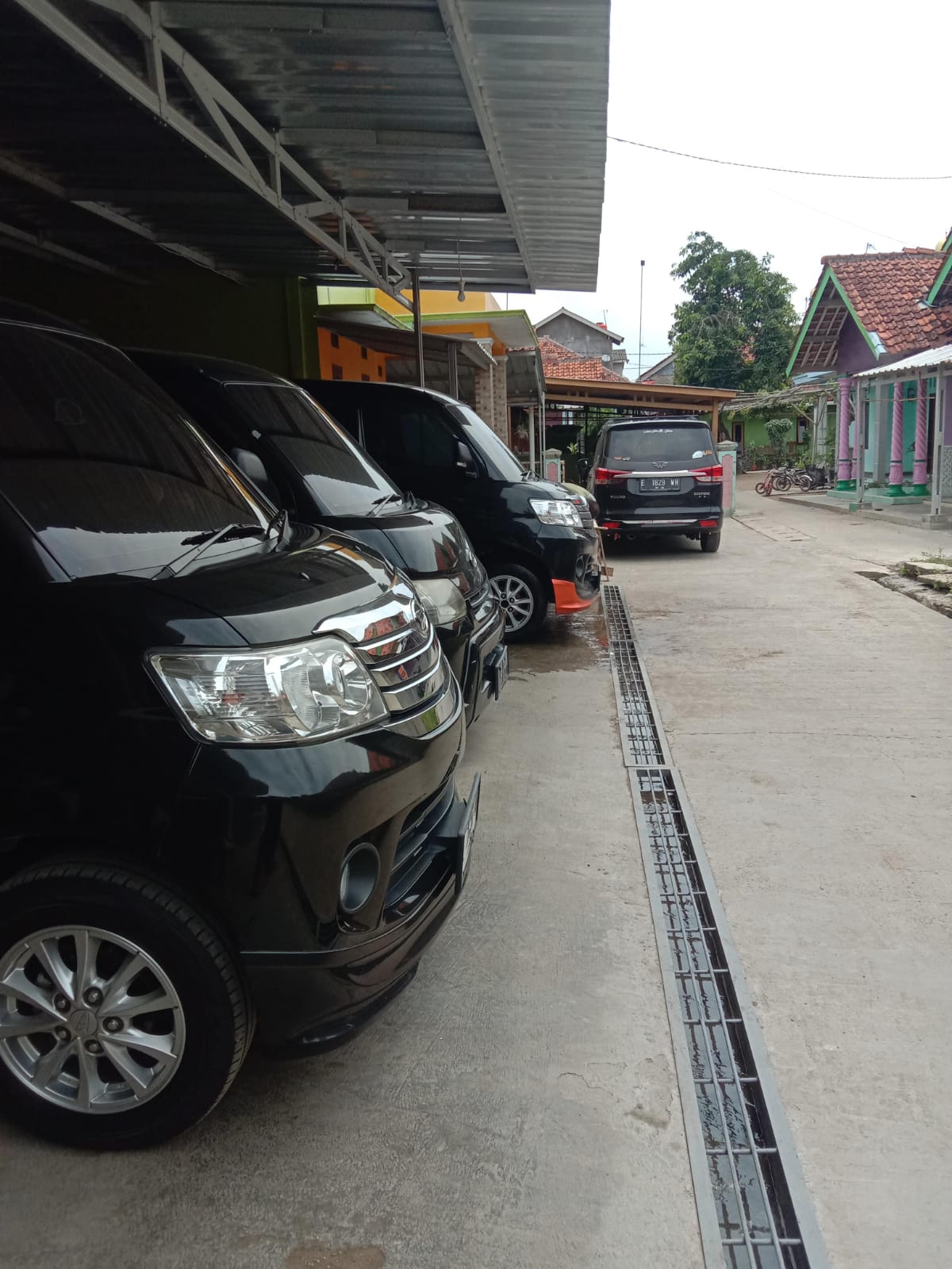 Armada JM Trans yang juga membawa kiriman paket