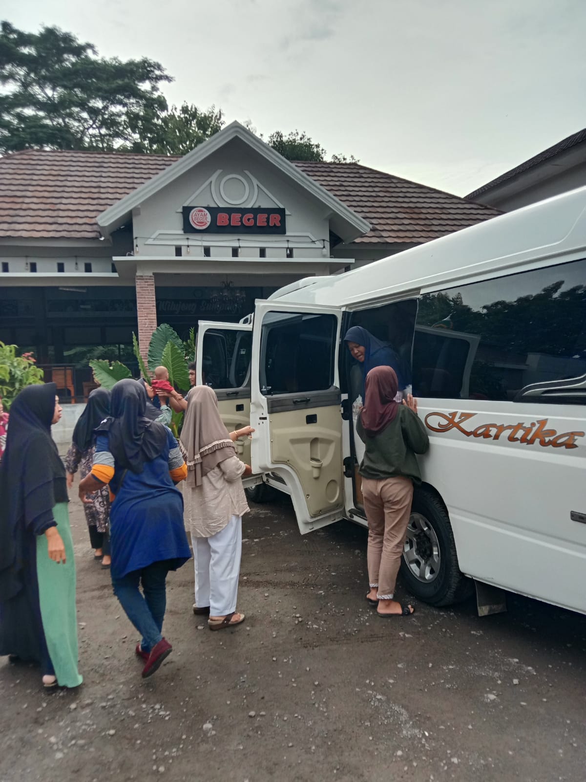Rombongan penumpang naik minibus Elf JM Trans